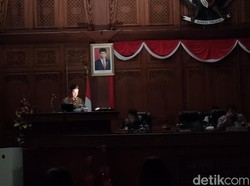 Mati Lampu, Gibran Bacakan Nota Jawaban Raperda Gelap-gelapan di DPRD Solo