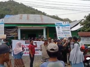Oknum Kades di Luwu Diduga Selingkuh-Digeruduk Warga Terancam Dipecat Oknum Kades di Luwu Diduga Selingkuh-Digeruduk Warga Terancam Dipecat