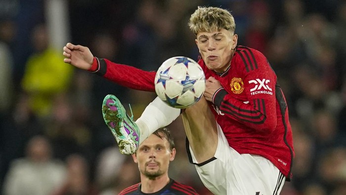 Manchester Uniteds Alejandro Garnacho, top, duels for the ball with Copenhagens Peter Ankersen during the Champions League group A soccer match between Manchester United and Copenhagen at the Old Trafford stadium in Manchester, England, Tuesday, Oct. 24, 2023. (AP Photo/Dave Thompson)