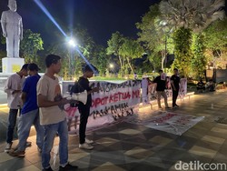 BEM Nusantara Jawa Timur Protes Putusan MK di Depan Grahadi