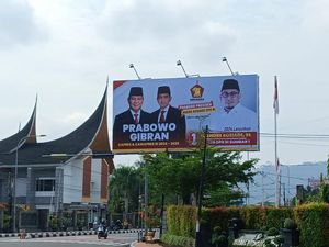 Baliho Prabowo-Gibran Bertebaran Jelang Kunjungan Jokowi ke Sumbar