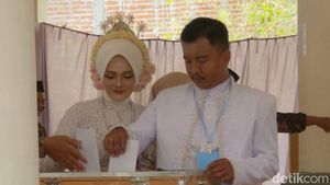Berbaju Pengantin, Pasutri di Trenggalek Ikut Nyoblos Pilkades