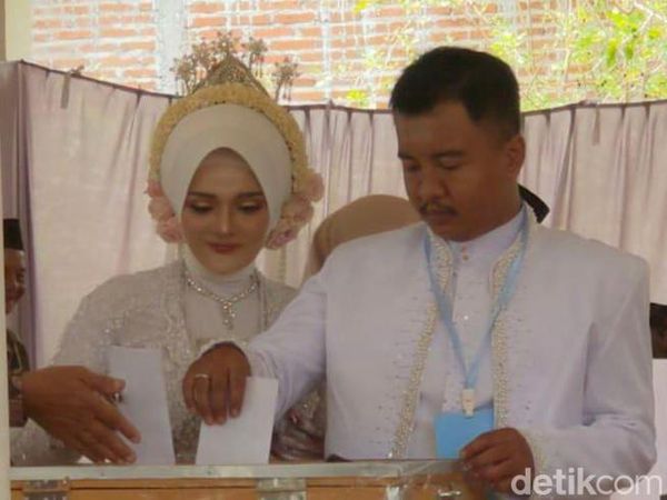 Berbaju Pengantin, Pasutri di Trenggalek Ikut Nyoblos Pilkades
