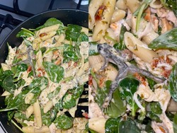 Bikin Trauma! Wanita Ini Baru Sadar Ada Kodok Kecil di Bayam Miliknya