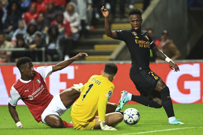 Real Madrids Vinicius Junior, right, tries to beat Bragas goalkeeper Mathues during the Champions League group C soccer match between SC Braga and Real Madrid at the Municipal stadium in Braga, Portugal, Tuesday, Oct. 24, 2023. (AP Photo/Luis Vieira)