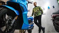 Buka IMOS+ 2023, Menperin Keliling Booth Motor Listrik