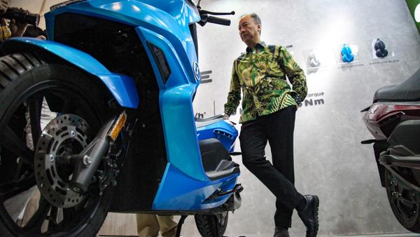 Buka IMOS+ 2023, Menperin Keliling Booth Motor Listrik
