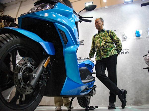 Buka IMOS+ 2023, Menperin Keliling Booth Motor Listrik