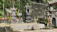 Pas Panas-panasnya, Paling Pas Basah-basahan di Taman Tirta Gangga