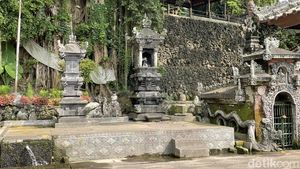 Pas Panas-panasnya, Paling Pas Basah-basahan di Taman Tirta Gangga