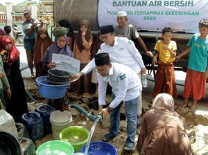 Distribusi Air Bersih untuk Pesantren Terdampak Kekeringan di Jatim