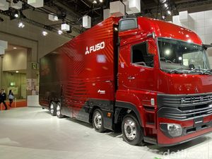 Fuso di JMS 2023: eCanter Baru, Truk Segede Gaban, Ganti Baterai Truk Kayak Isi Bensin