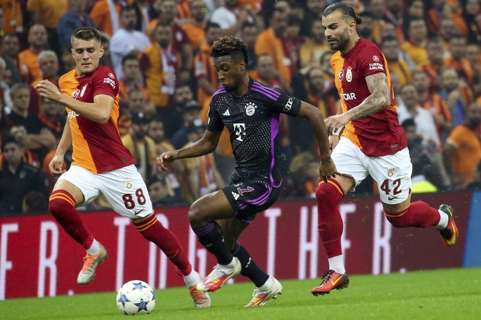 Bayerns Kingsley Coman, center, vies for the ball with Galatasarays Kazimcan Karatas during a Champions League group A soccer match between Galatasaray and Bayer Munich in Istanbul, Tuesday, Oct. 24, 2023. Bayer won 3-1. (Murat Akbas/Dia Images via AP)