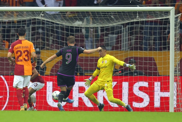 Bayerns Harry Kane, center, scores against Galatasaray during a Champions League group A soccer match between Galatasaray and Bayern Munich in Istanbul, Tuesday, Oct. 24, 2023. (AP Photo/Emre Otkay)