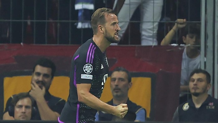Bayerns Harry Kane, right, celebrates after scoring against Galatasaray during a Champions League group A soccer match between Galatasaray and Bayern Munich in Istanbul, Tuesday, Oct. 24, 2023. (AP Photo/Emre Otkay)