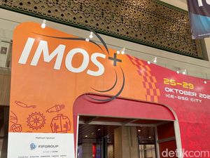 Melihat Atraksi Globe of Death Pakai Motor Listrik di IMOS 2023