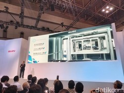 Truk Listrik Ngecasnya Lama? Nih Isuzu Kasih Solusi Ganti Baterai 3 Menit Aja