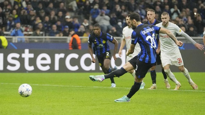 Inter Milans Hakan Calhanoglu scores a penalty, his sides second goal, during the Champions League, Group D soccer match between Inter Milan and Salzburg, at the San Siro stadium in Milan, Italy, Wednesday, Oct. 24, 2023. (AP Photo/Luca Bruno)