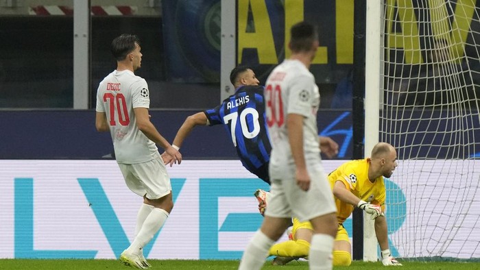 Inter Milans Alexis Sanchez, center, scores the opening goal of his team during the Champions League, Group D soccer match between Inter Milan and Salzburg, at the San Siro stadium in Milan, Italy, Wednesday, Oct. 24, 2023. (AP Photo/Luca Bruno)