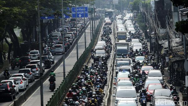 Jalan Sultan Agung Manggarai Macet Jelang Pendaftaran Prabowo-Gibran