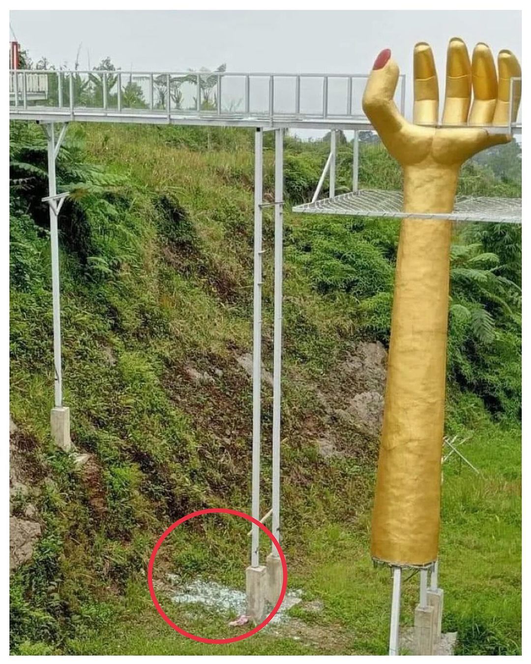 Jembatan Kaca Limpakuwus yang pecah hingga membuat satu orang meninggal dunia.
