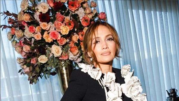 7 Foto Pesona Jennifer Lopez Saat Pamer Koleksi Lingerie Seksi Buatannya