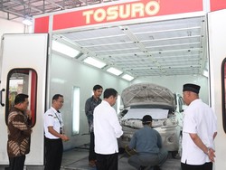 Jokowi Tinjau SMKN 5 Padang, Ungkap Fasilitas Workshop Masih Kurang