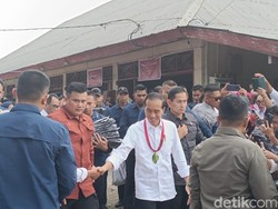 Jokowi Tinjau Pasar Ibu di Mentawai, Warga Riuh Menyambut