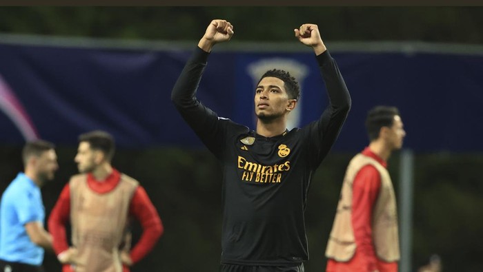 Real Madrids Jude Bellingham gestures to the crowd at the end of the Champions League group C soccer match between SC Braga and Real Madrid at the Municipal stadium in Braga, Portugal, Tuesday, Oct. 24, 2023. (AP Photo/Luis Vieira)