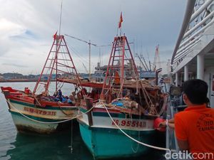 17 Tahun Curi Ikan di Laut Natuna, 2 Kapal Berbendera Vietnam Ditangkap 17 Tahun Curi Ikan di Laut Natuna, 2 Kapal Berbendera Vietnam Ditangkap