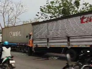 2 Truk Tronton Tabrakan di Jalur Pantura Brebes 2 Truk Tronton Tabrakan di Jalur Pantura Brebes
