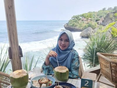 Keseruan Tanty Octavia, Teman Dekat Ferry Irawan Saat Kulineran