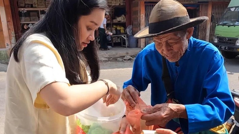 Kisah Abah Tuban yang Jual Apem Keliling di Usia Renta, Yuk Dibantu!