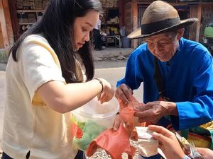 Rasa Syukur dan Semangat Juang Abah Tuban Berjualan Apem