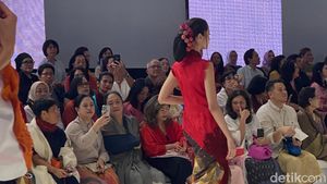 Foto: Gaya Puan Maharani Nonton JFW 2024 Usai Bikin Cuitan Teman Jadi Lawan