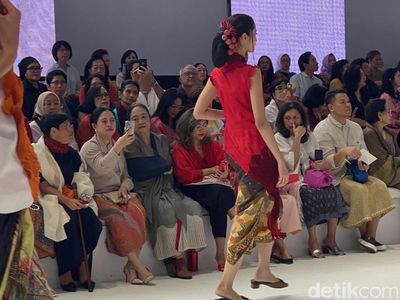 Foto: Gaya Puan Maharani Nonton JFW 2024 Usai Bikin Cuitan Teman Jadi Lawan