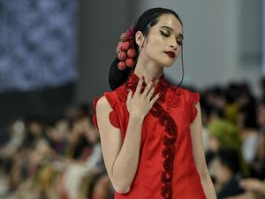 7 Inspirasi Outfit Natal Bernuansa Nusantara, Semiformal Hingga Glamor 7 Inspirasi Outfit Natal Bernuansa Nusantara, Semiformal Hingga Glamor