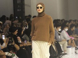 Rani Hatta Rilis Koleksi Terbaru Sabamodest yang Serba Monokrom di JFW 2024