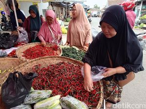 Harga Lebih Miring, Cabai Rusak di Pasar Wage Purwokerto Diburu