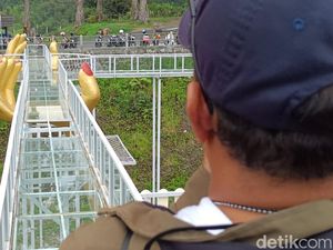 Jembatan Kaca Banyumas Pecah, Satu Wisatawan Tewas Jembatan Kaca Banyumas Pecah, Satu Wisatawan Tewas