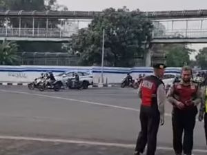 Arus Lalin Depan Stasiun Grogol Macet Imbas Proyek Galian Air Arus Lalin Depan Stasiun Grogol Macet Imbas Proyek Galian Air