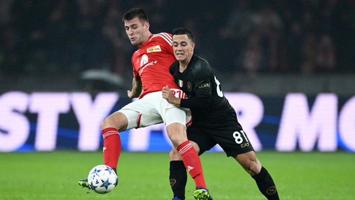 Soccer Football - Champions League - Group C - 1. FC Union Berlin v Napoli - Olympiastadion, Berlin, Germany - October 24, 2023 1. FC Union Berlins Robin Knoche in action with Napolis Giacomo Raspadori REUTERS/Annegret Hilse