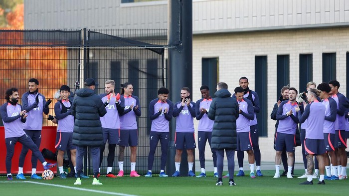 Soccer Football - Europa League - Liverpool Training - AXA Training Centre, Liverpool, Britain - October 25, 2023  Liverpool manager Juergen Klopp with the players during training REUTERS/Molly Darlington