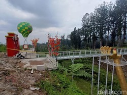 Momen Horor Korban Tersangkut Besi Saat Jembatan Kaca Limpakuwus Pecah