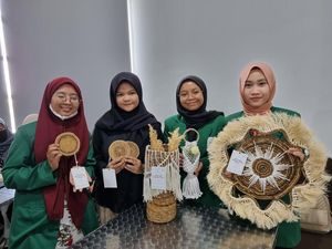 Kreatif! Mahasiswa Unusa Olah Pelepah Pisang Jadi Macrame hingga Cuan