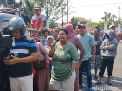 Massa PKL Penjual Sayur Pasar Bintoro Demo di Kantor Bupati Demak