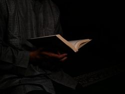 4 Tanda Seseorang Mendapat Lailatul Qadar Menurut Ulama 4 Tanda Seseorang Mendapat Lailatul Qadar Menurut Ulama