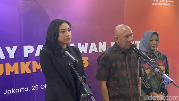 Menkop UKM Teten Masduki dan Stafsus Presiden, Putri Tanjung, membuka Pahlawan Digital UMKM 2023. Mereka bersyukur banyak startup digital terbantu. (Devi Puspitasari/detikcom)