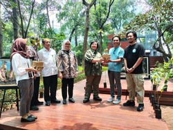 Menteri LHK dan Kaka SLANK Tanam Pohon Bareng, Bicara soal Sepeda Motor Listrik