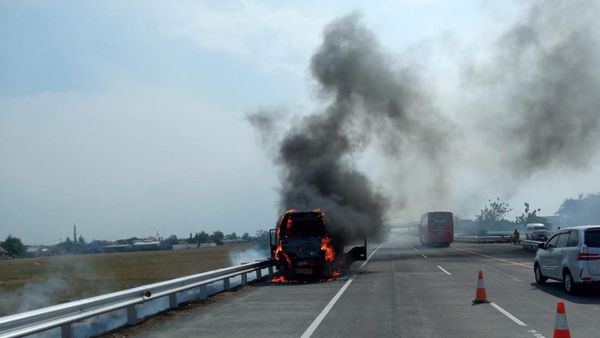 Penampakan Elf Ludes Terbakar di Tol Jombang-Mojokerto